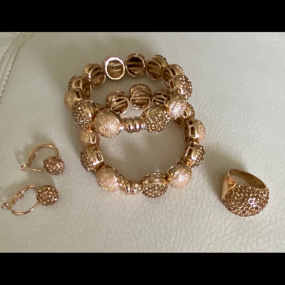 A golden jewelry set
